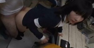 【エロ動画】ニーソ少女との尻コキと手コキプレイで舌射する！の画像